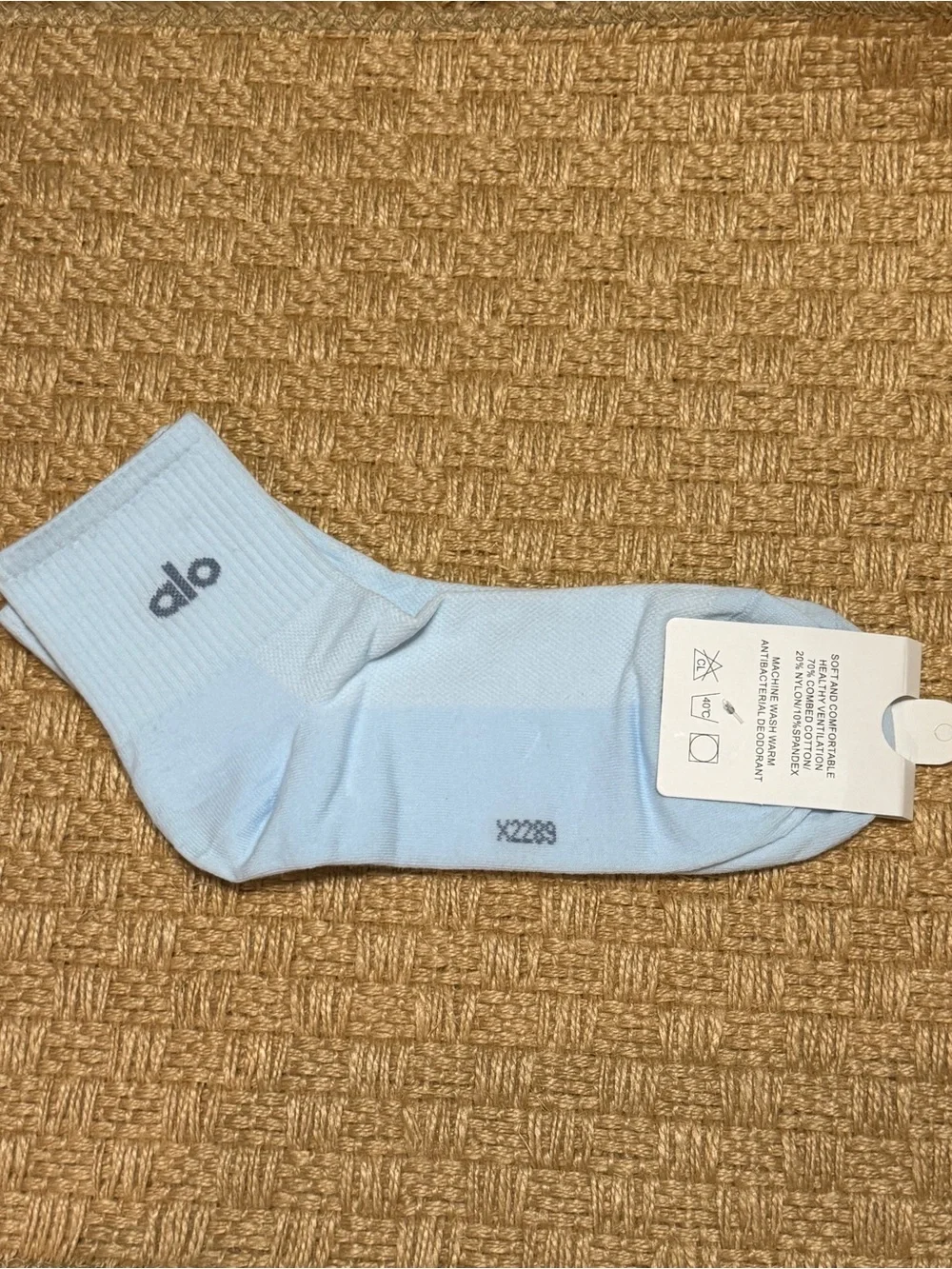 ALO Yoga Blue Quartz 3/4 Crew Athletic Socks (Unisex, size Medium)